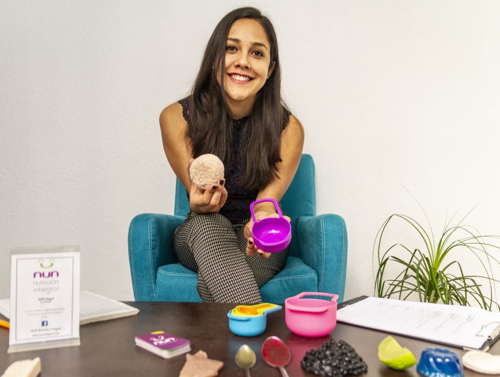 Brenda Tapia, nutrióloga en Lindavista, durante una consulta de nutrición.
